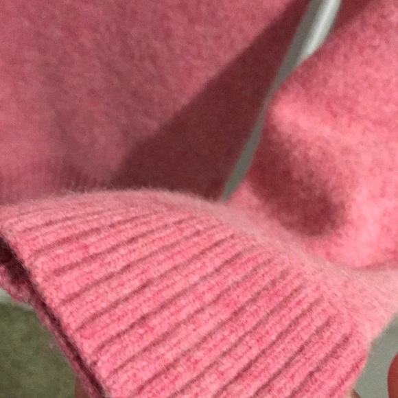 Pink with a light tint of red sweater - Picture 4 of 5